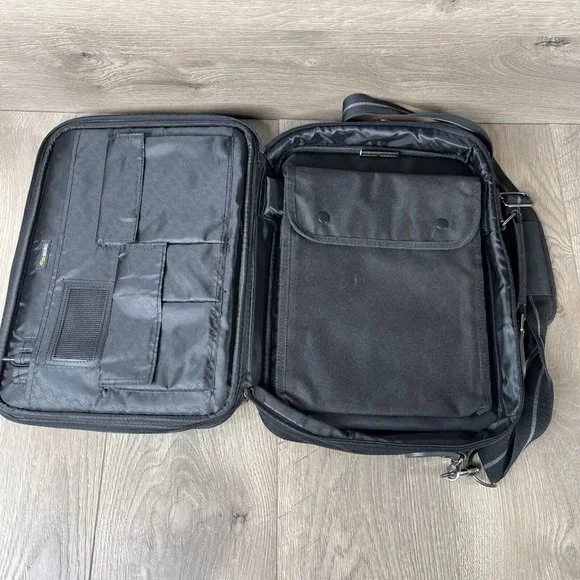 Solo Laptop Computer Bag Black Padded Multi Pocket 12x16x2 Handle or Shoulder - Picture 4 of 10